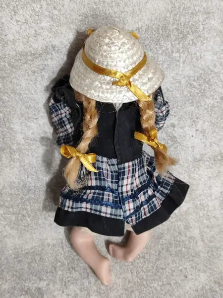 Foto de um(a) Bonequinha de Porcelana, Década de 2000, da categoria de Bonecas. Boneca de porcelana representando um bebê engatinhando, com rosto policromado, corpo em tecido e enchimento, chapéu de ráfia... Mostrado de uma perspectiva diferente. Vendido no marketplace Trésors.