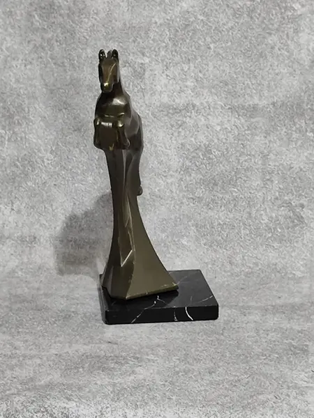 Foto de um(a) Escultura Equina em Poliresina, Peça Única, Década de 2000, da categoria de Escultura. Escultura equina em poliresina italiana com pátina bronze, base em madeira marmorizada. Peça única pelo designer marcelus... Mostrado de uma perspectiva diferente. Vendido no marketplace Trésors.