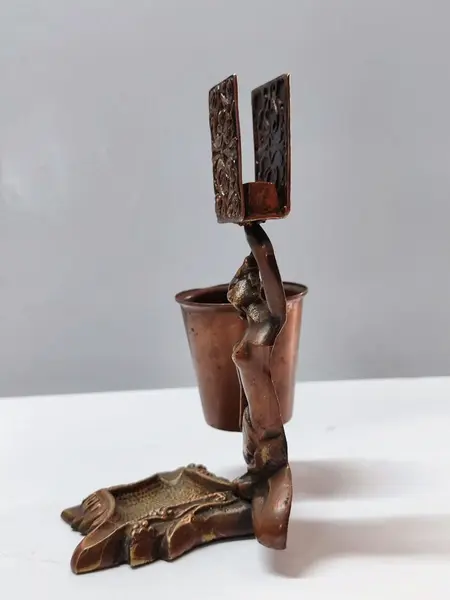Foto de um(a) Cinzeiro de Mesa Israelita Alemão Dos Anos 1930, da categoria de Cinzeiros. Cinzeiro de mesa israelita alemão dos anos 1930. Suporte e apoio para caixa de fósforo e para completar o cinzeiro... Mostrado de uma perspectiva diferente. Vendido no marketplace Trésors.