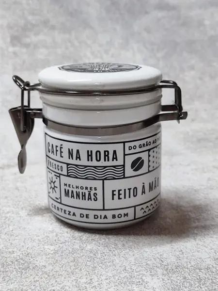 Foto de um(a) Pequeno Pote em Porcelana para Café, Década de 2000, da categoria de Garrafas, potes e jarros. Pequeno pote em porcelana com tampa hermética para colocar pequena quantidade de café moído na hora, década de 2000. A: 10... Mostrado de uma perspectiva diferente. Vendido no marketplace Trésors.