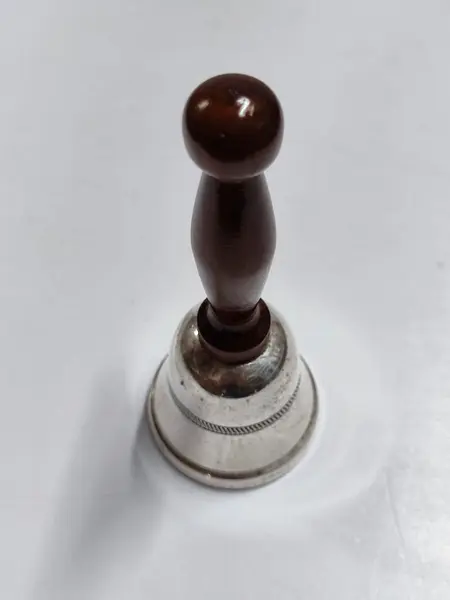 Foto de um(a) Sino de Mesa Espessurada em Prata, Década de 1970, da categoria de Outros objetos decorativos. Sineta de mesa em latão espessurada em prata, cabo em madeira torneada e um guizo como badalo, década de 1970. A: 13 cm /... Mostrado de uma perspectiva diferente. Vendido no marketplace Trésors.