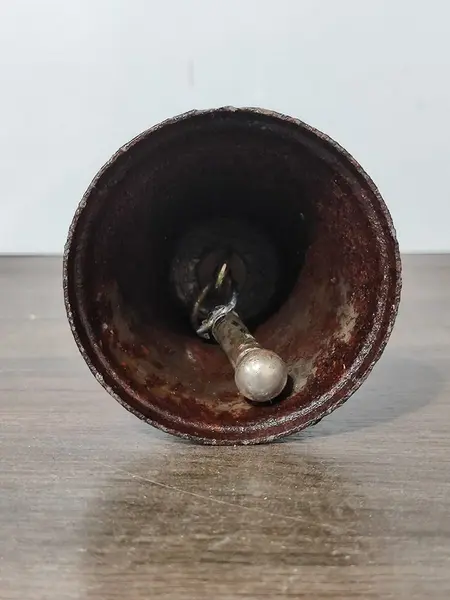 Foto de um(a) Sineta de Mesa em Metal, Madeira e Ferro, Década de 1940, da categoria de Outros objetos decorativos. Sineta de mesa antiga em metal oxidado e preservado, haste em madeira e badalo de ferro, década de 1940 A: 18,5 cm... Mostrado de uma perspectiva diferente. Vendido no marketplace Trésors.
