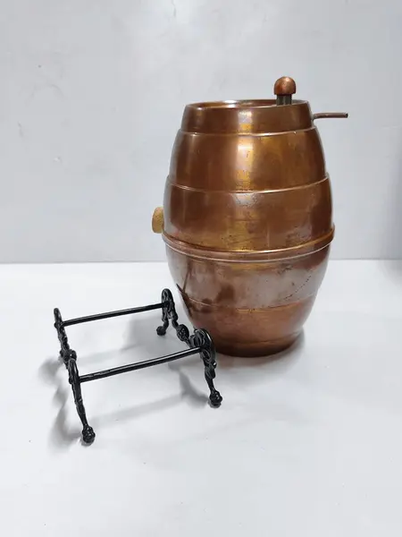 Foto de um(a) Barril de Cobre Oxidado, Década de 1940, da categoria de Outros utensílios de bar. Barril de cobre oxidado, com suporte em latão ebanizado, década de 1940. Torneira é decorativa, mas não impedindo o uso.... Mostrado de uma perspectiva diferente. Vendido no marketplace Trésors.