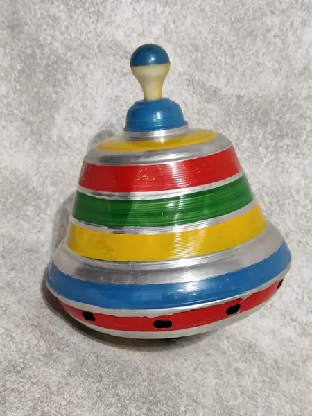 Foto de um(a) Pião Sonoro em Alumínio, Década de 1970, da categoria de Piões. Pião sonoro em alumínio policromado com marcas de uso e muito divertimento, década de 1970 A 20 cm / Diâmetro maior: 16 cm... Mostrado de uma perspectiva diferente. Vendido no marketplace Trésors.
