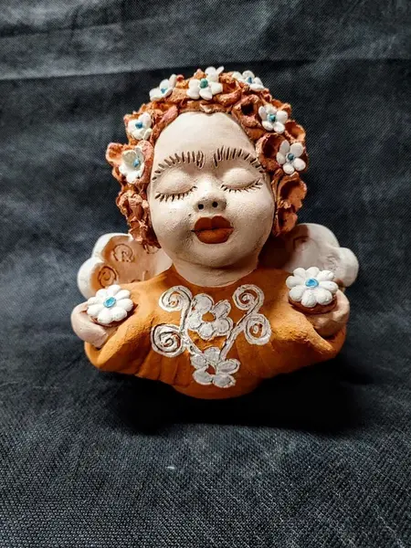 Foto de um(a) Anjo em Terracota Marsam, da categoria de Modelos e estatuetas. Escultura de anjo em terracota marsam. Policromia em tons terrosos, todo o cuidado do artista em fazer peças únicas e para... Mostrado de uma perspectiva diferente. Vendido no marketplace Trésors.