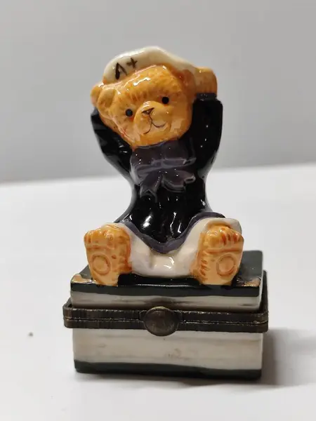 Foto de um(a) Caixinha de Porcelana Ursinho Marinheiro, Década de 1990, da categoria de Porta-Jóias. Porta joia em porcelana policromada, fecho em latão oxidado. Made in china, década de 1990 A: 7,5 cm L: 4,5 cm P: 3 cm ... Mostrado de uma perspectiva diferente. Vendido no marketplace Trésors.