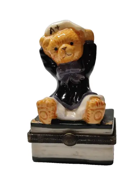 Foto de um(a) Caixinha de Porcelana Ursinho Marinheiro, Década de 1990, da categoria de Porta-Jóias. Porta joia em porcelana policromada, fecho em latão oxidado. Made in china, década de 1990 A: 7,5 cm L: 4,5 cm P: 3 cm ... Vendido no marketplace Trésors.