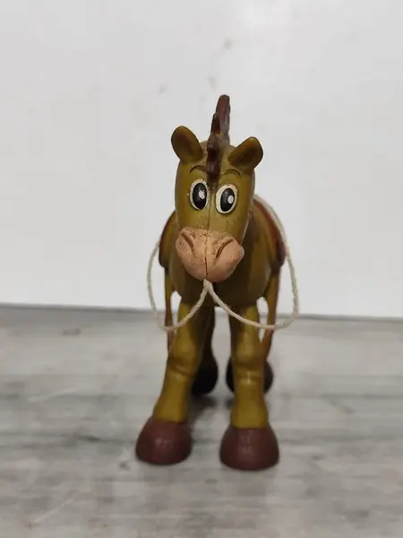 Foto de um(a) Mini Bullseye Toy Story Anos 2000, da categoria de Figuras de ação. Mini bullseye do filme toy story, cavalo do personagem jessie - articulado e divertido. 10,5cm de altura 4cm de largura 9cm... Mostrado de uma perspectiva diferente. Vendido no marketplace Trésors.