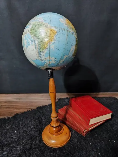 Foto de um(a) Globo de Mesa com Base em Madeira Torneada, Peça Única, da categoria de Globos. Globo de mesa com base em madeira torneada e globo com meridianos, década de 1980. Peça única pelo designer marcelus ribas ... Mostrado de uma perspectiva diferente. Vendido no marketplace Trésors.