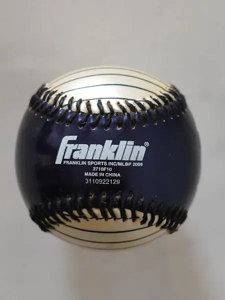 Foto de um(a) Bola de Baseball Yankees, New York, Colecionável, da categoria de Memorabilia de esportes. Colecionável bola de baseball ny yankees. Collector series. Diâmetro: 7 cm peso: 155 g. Mostrado de uma perspectiva diferente. Vendido no marketplace Trésors.