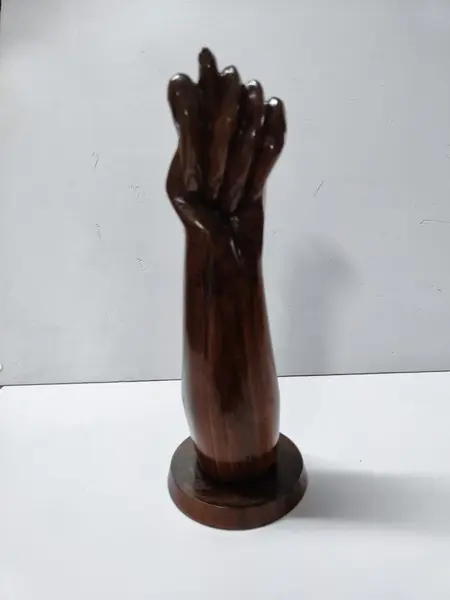 Foto de um(a) Figa Esculpida em Jacarandá, Década de 1980, da categoria de Modelos e estatuetas. Figa esculpida em jacarandá com base circular, década de 1980. A: 22 cm / Diâmetro: 5 cm / Diâmetro da base: 7,5 cm peso:... Mostrado de uma perspectiva diferente. Vendido no marketplace Trésors.