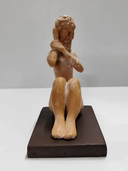 Foto de um(a) Escultura Feminina em Terracota, Década de 1980, da categoria de Escultura. Escultura feminina em terracota com base em madeira, década de 1980 sem registro do autor - produzido na escola de cerâmica... Mostrado de uma perspectiva diferente. Vendido no marketplace Trésors.