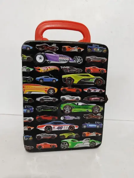 Foto de um(a) Lata Hotwheels, Década de 2010, da categoria de Cestos e Caixas. Lata tipo mala para transporte de carrinhos hotwheels. Capacidade para 18 carrinhos, década de 2010 **não acompanha os... Mostrado de uma perspectiva diferente. Vendido no marketplace Trésors.
