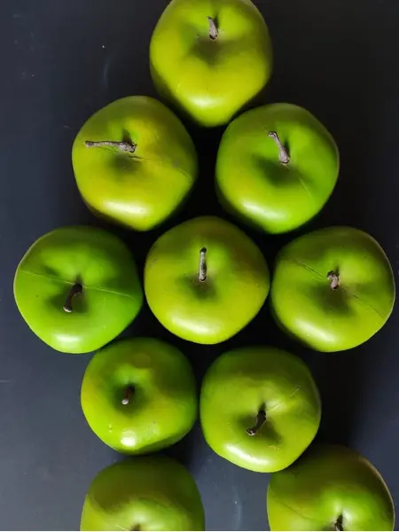 Foto de um(a) Green Apple Anos 2000, da categoria de Outros objetos decorativos. Maçãs verdes artificiais em plástico, década de 2000 combo com 10 unidades. *não acompanha fruteira*. Mostrado de uma perspectiva diferente. Vendido no marketplace Trésors.