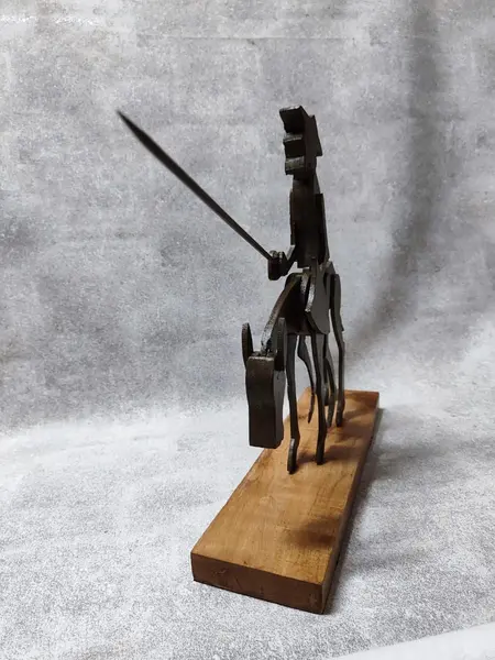 Foto de um(a) Escultura Dom Quixote em Madeira, Peça Única, Década de 2000, da categoria de Escultura. Escultura dom quixote. Peça de coleção, década de 2000 em compensado de madeira sobrepostos tipo sombra. Pintura em sombra... Mostrado de uma perspectiva diferente. Vendido no marketplace Trésors.