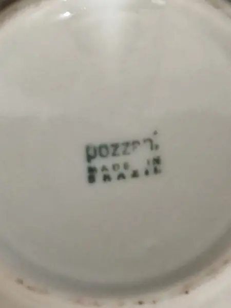 Foto de um(a) Cremeira em Porcelana Pozzani, Década de 1970, da categoria de Cremeiras. Cremeira em porcelana pozzani dos anos 1970 com policromia em tons de azul. A: 11,5 cm Diâmetro: 7,8 cm Distância entre... Mostrado de uma perspectiva diferente. Vendido no marketplace Trésors.