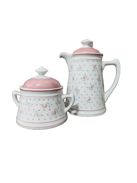 Foto de um(a) Bule e Açucareiro Porcelana Real, Década de 1990, da categoria de Bules. Combo com bule e açucareiro em porcelana branca e estampa de flores em rosa e cinza. Bule com trava na tampa e tranca pingo.... Vendido no marketplace Trésors.