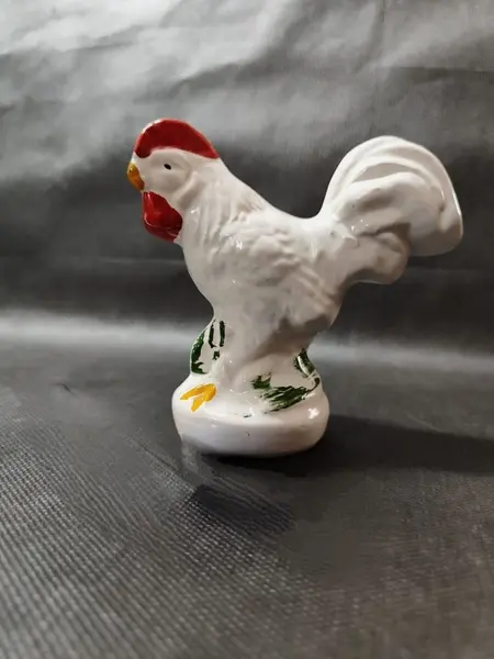 Foto de um(a) Galo em Porcelana Branca, Década de 1960, da categoria de Modelos e estatuetas. Galo em porcelana branca com policromia nos detalhes. Sem marca do fabricante, década de 1960. A: 10 / L: 5 cm / P: 11 cm... Mostrado de uma perspectiva diferente. Vendido no marketplace Trésors.