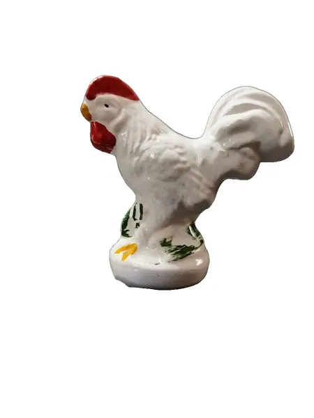 Foto de um(a) Galo em Porcelana Branca, Década de 1960, da categoria de Modelos e estatuetas. Galo em porcelana branca com policromia nos detalhes. Sem marca do fabricante, década de 1960. A: 10 / L: 5 cm / P: 11 cm... Vendido no marketplace Trésors.
