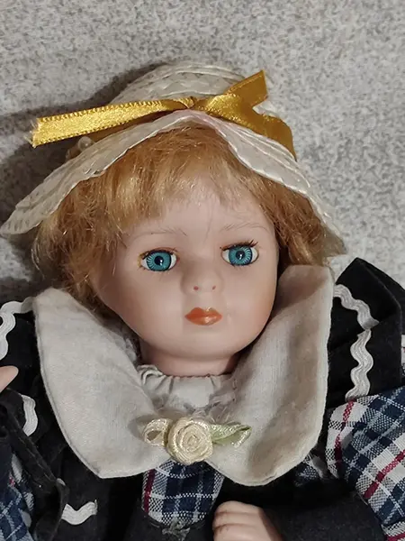 Foto de um(a) Bonequinha de Porcelana, Década de 2000, da categoria de Bonecas. Boneca de porcelana representando um bebê engatinhando, com rosto policromado, corpo em tecido e enchimento, chapéu de ráfia... Mostrado de uma perspectiva diferente. Vendido no marketplace Trésors.