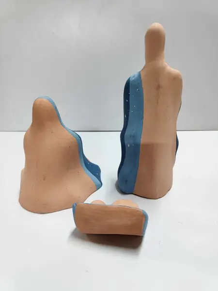Foto de um(a) Presépio em Cerâmica - Arte Contemporânea, Década de 1980, da categoria de Objetos religiosos e espirituais. Arte contemporânea em cerâmica. Um clássico como o presépio trazendo toda a simplicidade e liberdade de formas dos anos... Mostrado de uma perspectiva diferente. Vendido no marketplace Trésors.