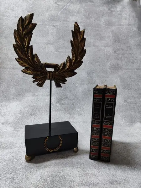 Foto de um(a) Escultura Folha de Louros, Peça Única, da categoria de Escultura. Escultura coroa de louros, símbolo de vitória entre os romano que virou símbolo para todos. Essa é em resina italiana com... Mostrado de uma perspectiva diferente. Vendido no marketplace Trésors.