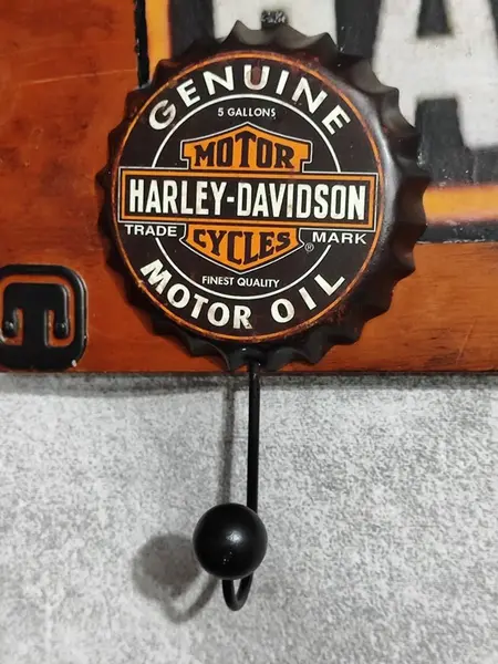 Foto de um(a) Cabideiro Harley-Davidson, da categoria de Cabideiros e porta-chapéus. Cabideiro de parede com logo da harley-davidson. Madeira de cerejeira e com ganchos lembrando tampas de garrafas com logo da... Mostrado de uma perspectiva diferente. Vendido no marketplace Trésors.