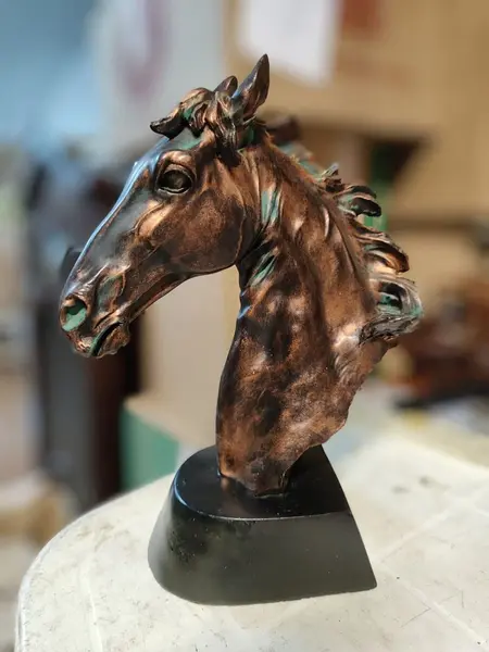 Foto de um(a) Escultura Equina, Década de 1980, da categoria de Escultura. Escultura equina em resina com pátina cobre oxidada, década de 1980. Peça única pelo designer marcelus riba. A: 29 cm / L:... Mostrado de uma perspectiva diferente. Vendido no marketplace Trésors.