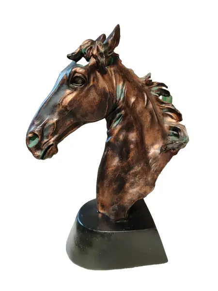 Foto de um(a) Escultura Equina, Década de 1980, da categoria de Escultura. Escultura equina em resina com pátina cobre oxidada, década de 1980. Peça única pelo designer marcelus riba. A: 29 cm / L:... Vendido no marketplace Trésors.