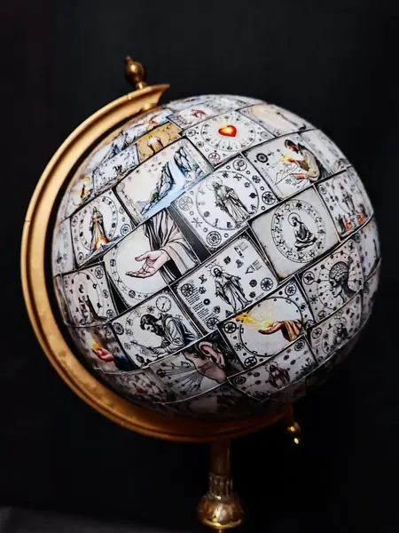 Foto de um(a) Globo de Mesa Esotérico com Arquétipos Energéticos, da categoria de Globos. Globo de mesa esotérico místico com mais de 100 imagens de arquétipos energéticos. Base em madeira com 5 barras e imagens em... Mostrado de uma perspectiva diferente. Vendido no marketplace Trésors.