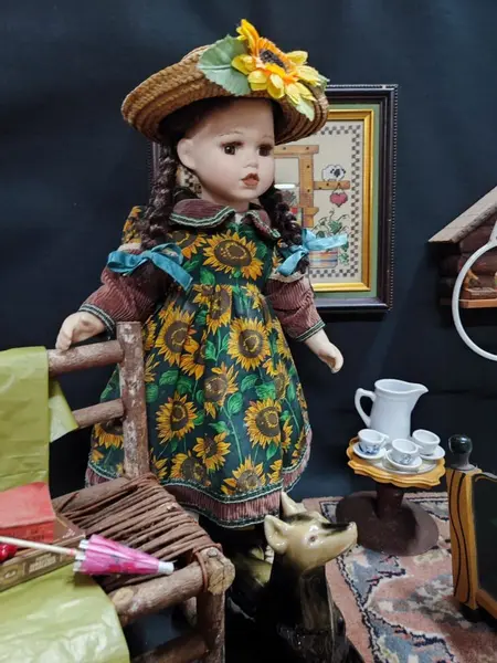 Foto de um(a) Boneca de Porcelana Girassol, Década de 1990, da categoria de Bonecas. Boneca de porcelana vestida de camponesa com chapéu de palha e girassol compondo com o vestido, década de 1990. Não tem... Mostrado de uma perspectiva diferente. Vendido no marketplace Trésors.