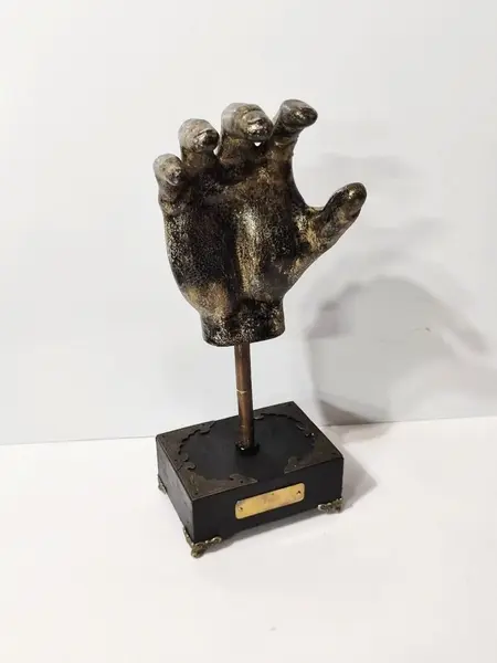 Foto de um(a) Escultura Mão, Década de 2000, da categoria de Escultura. Escultura de mão em resina com haste em latão e base em madeira ebanizada e apliques com pés em latão. Peça única pelo... Mostrado de uma perspectiva diferente. Vendido no marketplace Trésors.