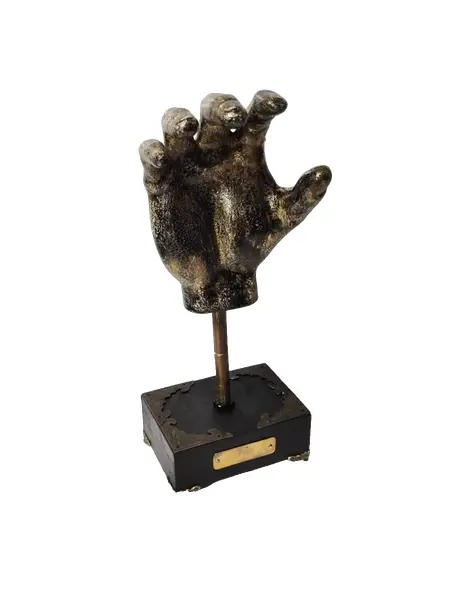 Foto de um(a) Escultura Mão, Década de 2000, da categoria de Escultura. Escultura de mão em resina com haste em latão e base em madeira ebanizada e apliques com pés em latão. Peça única pelo... Vendido no marketplace Trésors.