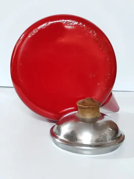 Foto de um(a) Chaleira Esmaltada, Década de 1990, Apenas Decorativa, da categoria de Chaleiras. Chaleira esmaltada dos anos 1990. Peça decorativa para coleção, com restauração no esmaltado, impossibilitando o uso. A:... Mostrado de uma perspectiva diferente. Vendido no marketplace Trésors.