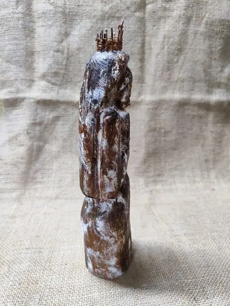 Foto de um(a) Imagem Virgem Maria em Madeira, Artesanato Nordestino, Década de 1980, da categoria de Objetos religiosos e espirituais. Imagem da virgem entalhada em madeira e envelhecida com coroa de cobre com trabalho de cestaria, decada de 1980 artesanato... Mostrado de uma perspectiva diferente. Vendido no marketplace Trésors.