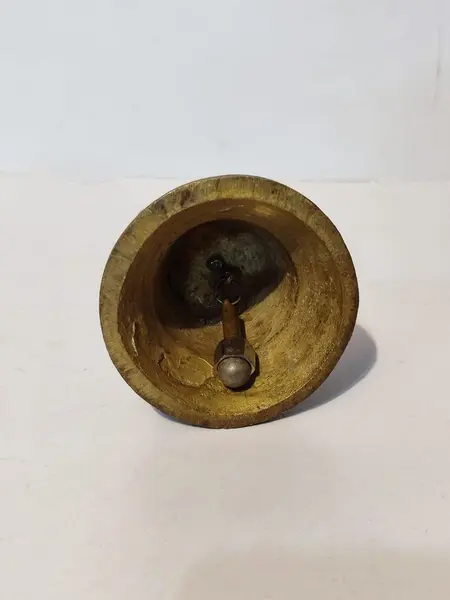 Foto de um(a) Sineta de Mesa em Latão e Madeira, Década de 1940, da categoria de Outros objetos decorativos. Sineta de mesa em latão e madeira, década de 1940 Diâmetro da base: 7 cm A: 17,5 cm peso: 486 g. Mostrado de uma perspectiva diferente. Vendido no marketplace Trésors.