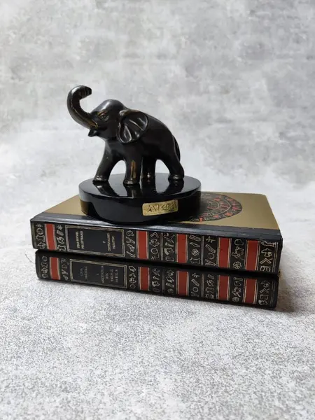 Foto de um(a) Escultura Elefante em Antimônio, Década de 1990, da categoria de Modelos e estatuetas. Elefante em antimônio com pátina bronze envelhecida, base em resina ebanizada, levando a logo do fabricante antiqua, década... Mostrado de uma perspectiva diferente. Vendido no marketplace Trésors.