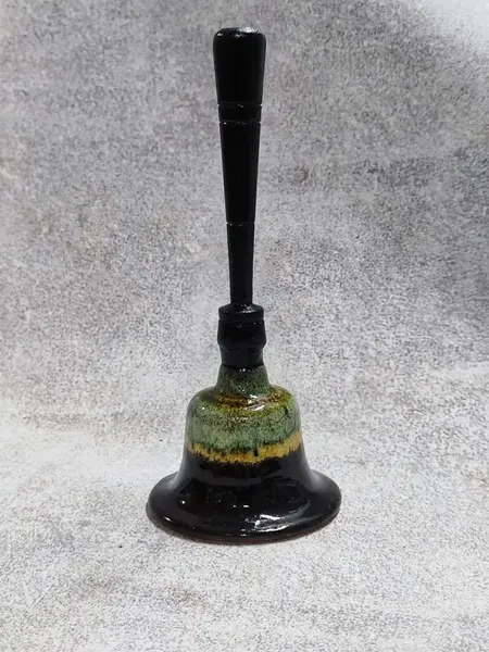 Foto de um(a) Sineta de Mesa em Cerâmica Esmaltada, Década de 1980, da categoria de Outros objetos decorativos. Sineta de mesa em cerâmica esmaltada com pêndulo em metal e cabo de madeira torneado, década de 1980. A: 18,5 cm Diâmetro da... Mostrado de uma perspectiva diferente. Vendido no marketplace Trésors.