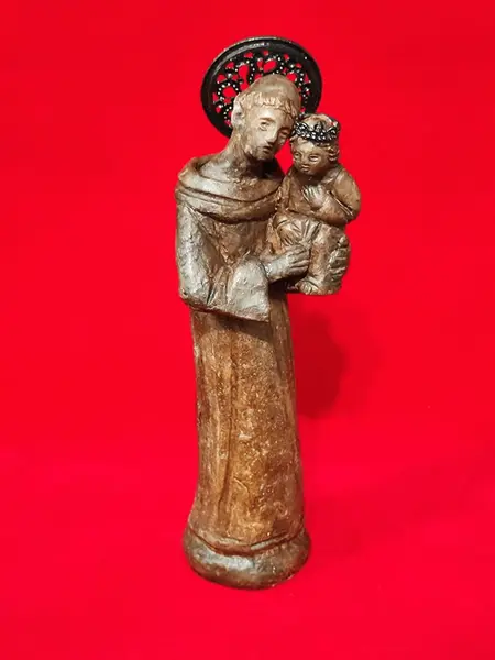 Foto de um(a) Imagem de Santo Antônio em Terracota, Bahia, Década de 1980, Peça Única, da categoria de Objetos religiosos e espirituais. Imagem de santo antônio em terracota, esplendor e coroa em metal. Com descrição do artesão, porto seguro, bahia, década de... Mostrado de uma perspectiva diferente. Vendido no marketplace Trésors.
