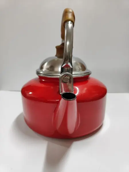 Foto de um(a) Chaleira Esmaltada, Década de 1990, Apenas Decorativa, da categoria de Chaleiras. Chaleira esmaltada dos anos 1990. Peça decorativa para coleção, com restauração no esmaltado, impossibilitando o uso. A:... Mostrado de uma perspectiva diferente. Vendido no marketplace Trésors.