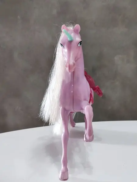 Foto de um(a) Unicórnio Barbie, Mattel, da categoria de Bonecas. Unicórnio lilás - barbie lago dos cisnes. Fabricante: mattel inc méxico 1983. A 27 cm / L 24,5 / P 7,5 cm / Peso: 380 g. Mostrado de uma perspectiva diferente. Vendido no marketplace Trésors.