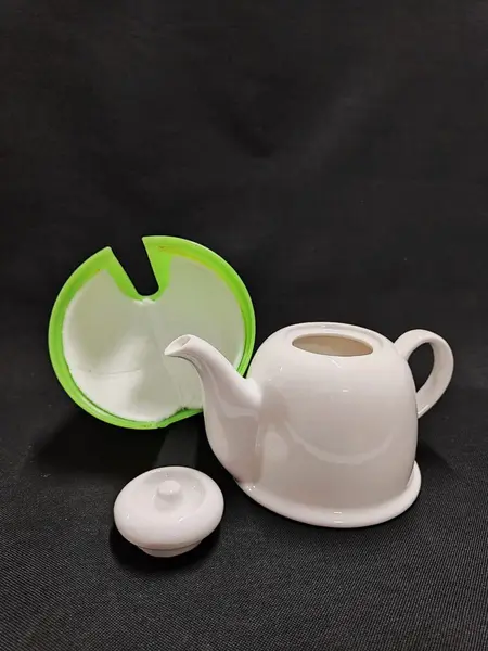 Foto de um(a) Bule em Porcelana Branca com Redoma Térmica, Década de 1980, da categoria de Bules. Bule em porcelana branca com redoma térmica em poliestireno na cor verde limão, moldado e revestido com manta térmica,... Mostrado de uma perspectiva diferente. Vendido no marketplace Trésors.