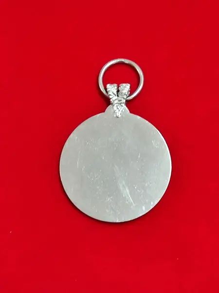 Foto de um(a) Medalha de Berço Anjo da Guarda em Latão Espessurado em Prata, Década de 1950, da categoria de Objetos religiosos e espirituais. Medalha de berço anjo da guarda, em latão espessurado em prata, anos 1950. Diâmetro: 6,2 cm A: 9,8 cm Peso: 62 g. Mostrado de uma perspectiva diferente. Vendido no marketplace Trésors.