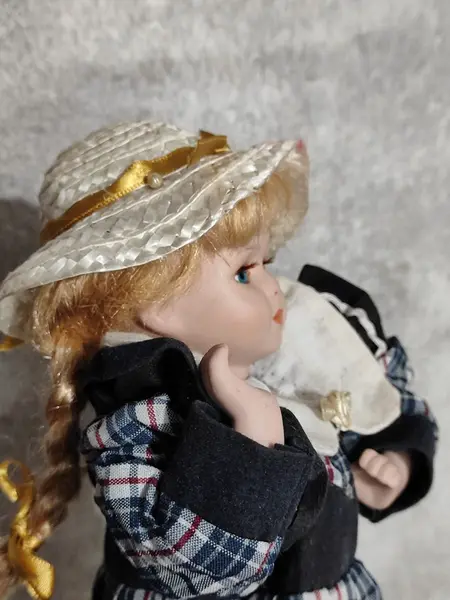 Foto de um(a) Bonequinha de Porcelana, Década de 2000, da categoria de Bonecas. Boneca de porcelana representando um bebê engatinhando, com rosto policromado, corpo em tecido e enchimento, chapéu de ráfia... Mostrado de uma perspectiva diferente. Vendido no marketplace Trésors.