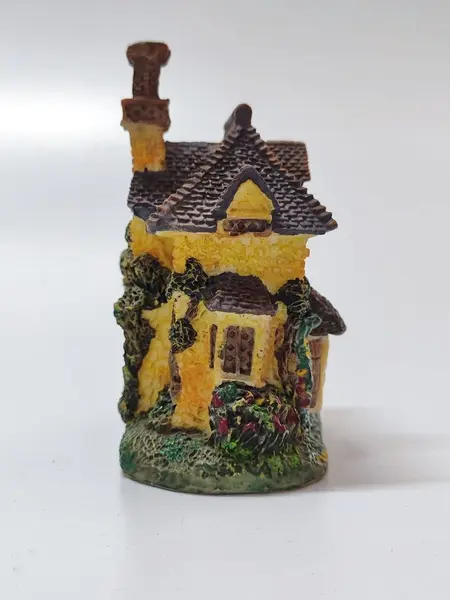 Foto de um(a) Mini Chalé em Resina Italiana, Década de 1990, da categoria de Modelos e estatuetas. Miniatura de chalé em resina italiana policromada dos anos 1990. A: 10 cm L: 7 cm P: 5 cm peso: 257 g. Mostrado de uma perspectiva diferente. Vendido no marketplace Trésors.