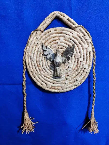 Foto de um(a) Mandala do Divino em Cestaria de Carajás, Década de 1990, da categoria de Objetos religiosos e espirituais. Mandala do divino, base feita com cestaria de carajás, tassel em sisal e divino esculpido em madeira de demolição com... Mostrado de uma perspectiva diferente. Vendido no marketplace Trésors.