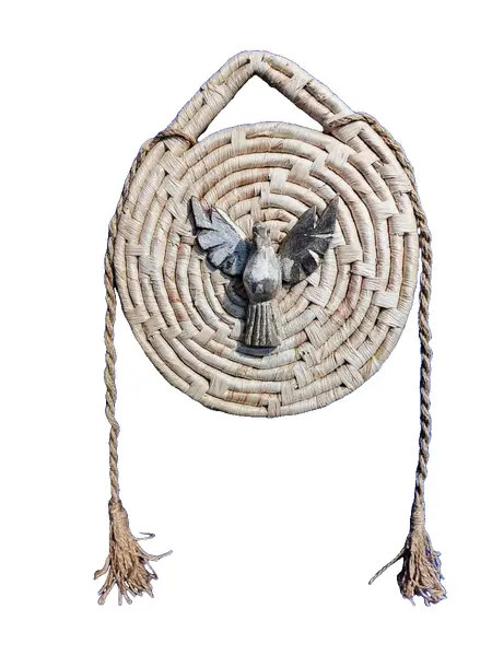 Foto de um(a) Mandala do Divino em Cestaria de Carajás, Década de 1990, da categoria de Objetos religiosos e espirituais. Mandala do divino, base feita com cestaria de carajás, tassel em sisal e divino esculpido em madeira de demolição com... Vendido no marketplace Trésors.