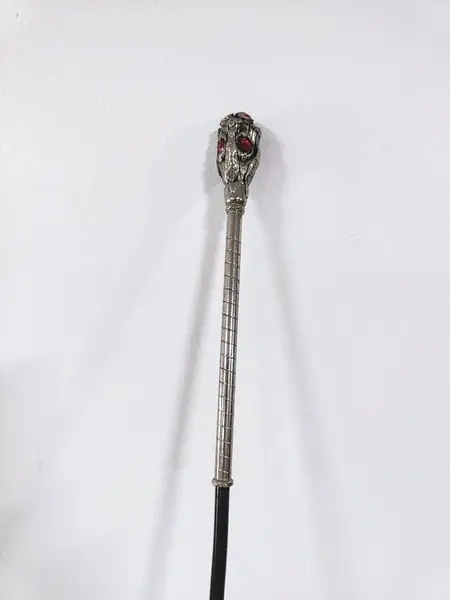 Foto de um(a) Bengala Decorativa em Latão e Pedras Na Cor Rubi, da categoria de Outros objetos decorativos. Bengala decorativa: castão de sombrinha em latão niquelado com incrustações de pedras acrílicas na cor rubi e corpo em cobre... Mostrado de uma perspectiva diferente. Vendido no marketplace Trésors.