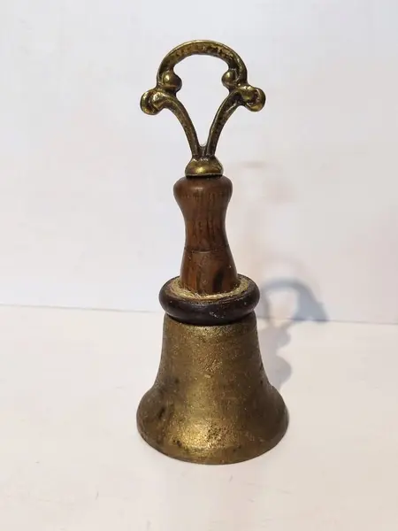 Foto de um(a) Sineta de Mesa em Latão e Madeira, Década de 1940, da categoria de Outros objetos decorativos. Sineta de mesa em latão e madeira, década de 1940 Diâmetro da base: 7 cm A: 17,5 cm peso: 486 g. Mostrado de uma perspectiva diferente. Vendido no marketplace Trésors.