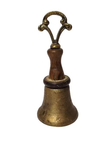 Foto de um(a) Sineta de Mesa em Latão e Madeira, Década de 1940, da categoria de Outros objetos decorativos. Sineta de mesa em latão e madeira, década de 1940 Diâmetro da base: 7 cm A: 17,5 cm peso: 486 g. Vendido no marketplace Trésors.